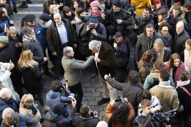 El nuevo alcalde de Pamplona, Joseba Asiron (EH Bildu), sale del Ayuntamiento de Pamplona tras la moción de censura a Critina Ibarrola (UPN).