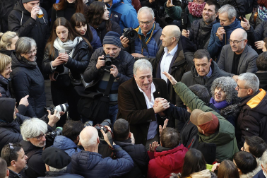 El nuevo alcalde de Pamplona, Joseba Asiron (EH Bildu), sale del Ayuntamiento de Pamplona tras la moción de censura a Critina Ibarrola (UPN).
