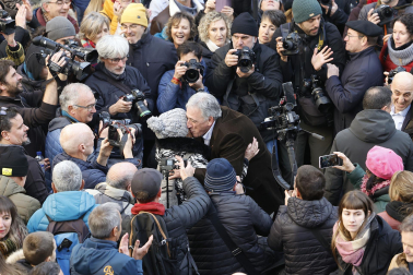 El nuevo alcalde de Pamplona, Joseba Asiron (EH Bildu), sale del Ayuntamiento de Pamplona tras la moción de censura a Critina Ibarrola (UPN).