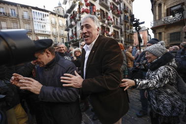 El nuevo alcalde de Pamplona, Joseba Asiron (EH Bildu), sale del Ayuntamiento de Pamplona tras la moción de censura a Critina Ibarrola (UPN).