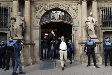 El nuevo alcalde de Pamplona, Joseba Asiron (EH Bildu), sale del Ayuntamiento de Pamplona tras la moción de censura a Critina Ibarrola (UPN).