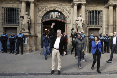El nuevo alcalde de Pamplona, Joseba Asiron (EH Bildu), sale del Ayuntamiento de Pamplona tras la moción de censura a Critina Ibarrola (UPN).
