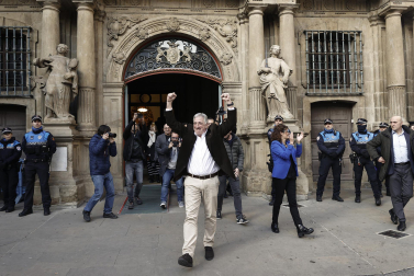 El nuevo alcalde de Pamplona, Joseba Asiron (EH Bildu), sale del Ayuntamiento de Pamplona tras la moción de censura a Critina Ibarrola (UPN).
