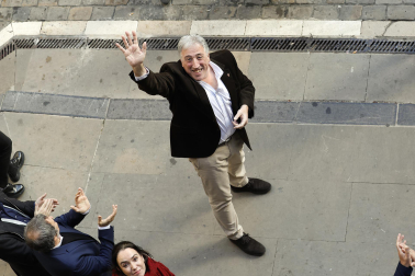 El nuevo alcalde de Pamplona, Joseba Asiron (EH Bildu), sale del Ayuntamiento de Pamplona tras la moción de censura a Critina Ibarrola (UPN).