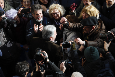 El nuevo alcalde de Pamplona, Joseba Asiron (EH Bildu), sale del Ayuntamiento de Pamplona tras la moción de censura a Critina Ibarrola (UPN).