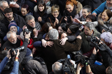 El nuevo alcalde de Pamplona, Joseba Asiron (EH Bildu), sale del Ayuntamiento de Pamplona tras la moción de censura a Critina Ibarrola (UPN).