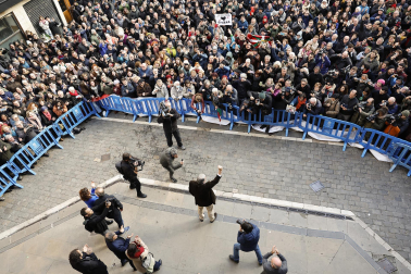 El nuevo alcalde de Pamplona, Joseba Asiron (EH Bildu), sale del Ayuntamiento de Pamplona tras la moción de censura a Critina Ibarrola (UPN).