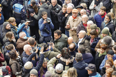 El nuevo alcalde de Pamplona, Joseba Asiron (EH Bildu), sale del Ayuntamiento de Pamplona tras la moción de censura a Critina Ibarrola (UPN).