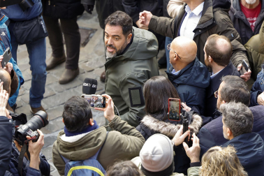 El nuevo alcalde de Pamplona, Joseba Asiron (EH Bildu), sale del Ayuntamiento de Pamplona tras la moción de censura a Critina Ibarrola (UPN).