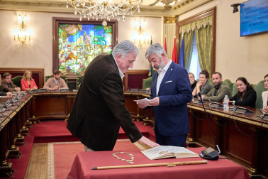 Imágenes de la moción de censura y nombramiento de Joseba Asiron como alcalde de Pamplona./