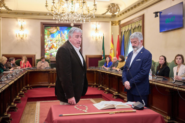 Imágenes de la moción de censura y nombramiento de Joseba Asiron como alcalde de Pamplona./