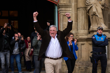 Imágenes de la moción de censura y nombramiento de Joseba Asiron como alcalde de Pamplona./