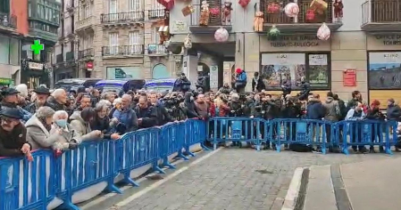 La Plaza Consistorial, media hora antes del inicio del pleno de la moción de censura