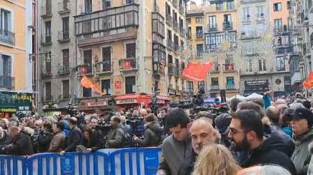 Una txaranga ameniza la espera en la calle para los seguidores de EH Bildu minutos antes de que se vote en el pleno del Ayuntamiento de Pamplona la moción de censura contra la alcaldesa, Cristina Ibarrola (UPN).
