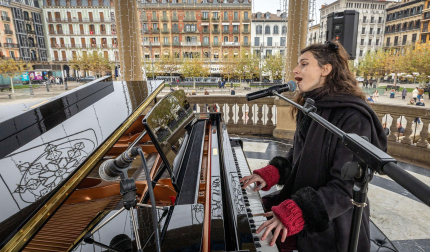 'Un piano en la plaza' es una de las novedades de la programación navideña del Ayuntamiento de Pamplona y ha instalado este magnífico instrumento en uno de los lugares más céntricos de la ciudad a disposición de cualquier interesado en tocarlo
