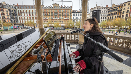 Fotos de personas tocando el piano de cola instalado en el kiosco de la Plaza del Castillo de Pamplona. /