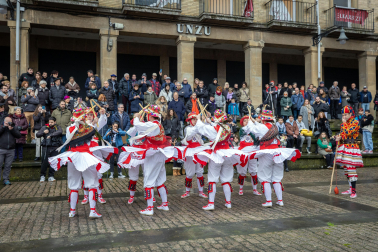 Danzas por el 75º aniversario del Duguna en la plaza de los Burgos