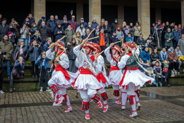 Danzas por el 75º aniversario del Duguna en la plaza de los Burgos