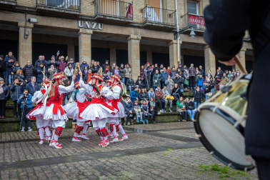 Danzas por el 75º aniversario del Duguna en la plaza de los Burgos