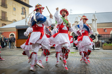 Danzas por el 75º aniversario del Duguna en la plaza de los Burgos