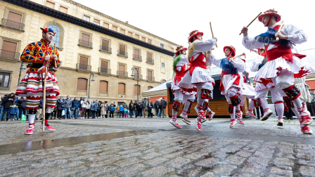 Danzas por el 75º aniversario del Duguna en la plaza de los Burgos