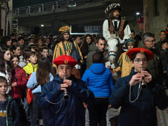 Fotos de la llegada del pregonero de los Reyes Magos a Estella.