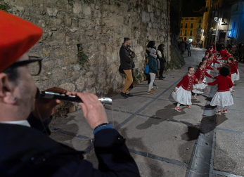 Fotos de la llegada del pregonero de los Reyes Magos a Estella.