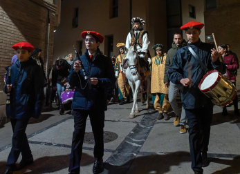 Fotos de la llegada del pregonero de los Reyes Magos a Estella.