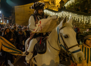 Fotos de la llegada del pregonero de los Reyes Magos a Estella.