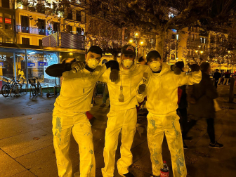 Foto de los disfraces de la Nochevieja 2023 en Pamplona./