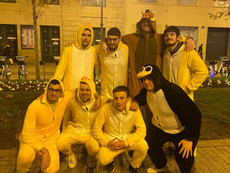 Foto de los disfraces de la Nochevieja 2023 en Pamplona./