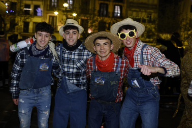 Foto de los disfraces de la Nochevieja 2023 en Pamplona./