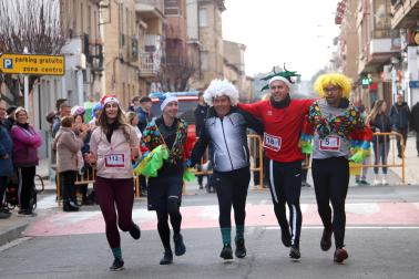 150 atletas participaron en la San Silvestre de Castejón que, un año más, sirvió para colaborar con el Banco de Alimentos con las aportaciones de productos que realizaron los inscritos. El ganador en la categoría masculina fue Abdelmajid Oubella, mientras que en la femenina venció Nadia Holyh./