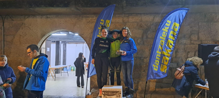 LA DE ALSASUA, UN 'DOMINIO' DE ISRAEL ARBIZU E IZASKUN BEUNZA
Israel Arbizu (Hiru Herri) e Izaskun Beunza (Beste Iruña) demostraron su dominio en la XLIV San Silvestre de Alsasua, la más veterana de las más de 60 que se celebran en Navarra, y que ganaron por tercera edición consecutiva por delante de Mikel Astiz  y Asier Estarriaga y de Paula Díaz y Haizea Ramírez de Alda, respectivamente. La prueba reunió a  un total de 412 corredores -277 atletas y 135 en las carreras previas para los más pequeños-./