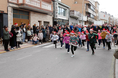 Adrián Larrad se proclamó campeón de la San Silvestre de Ribaforada completando los 3.200 metros del recorrido en un tiempo de 10 minutos y 42 segundos. Para dar un toque más navideño a la prueba, la organización repartió gorros de Papá Noel entre todos los atletas