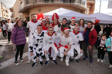 David Noel y Elena Vidaurreta fueron los ganadores de la San Silvestre de Milagro. Una prueba que consiguió recaudar 700 euros para la Asociación Piel de Mariposa. La organización premió a Ángel Jaime Ayala como el atleta más veterano (69 años) y a la peña El Zisko -en la foto- al mejor disfraz