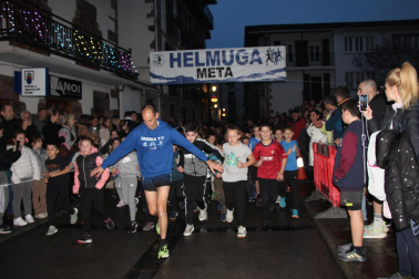 GRAN AMBIENTE EN SANTESTEBAN: Más de 200 corredores  (60 niños en la primera carrera y 155 en la de adultos)  tomaron parte en la XVI San Silvestre de Santesteban-Doneztebe, organizada por el Erreka y que colaboró con la Asociación Pequeña Guerrera, y que contó con numeroso público en las calles de la parte vieja de la localidad. En chicas Saioa San Miguel volvió a demostrar que está a un grandísimo nivel, subiéndose a lo más alto del podio. La también doneztebarra Amaia Jorajuria y Mireia Ostiz fueron segunda y tercera respectivamente. En chicos ganó con superioridad  Joseba Elizagoien, de Narbarte. La gran sorpresa la dio el local Borja Arregi, completando un tremenda prueba, y tercero fue el joven de Beintza- Labaien Beñat Albisu./