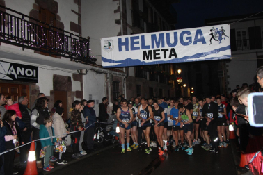GRAN AMBIENTE EN SANTESTEBAN: Más de 200 corredores  (60 niños en la primera carrera y 155 en la de adultos)  tomaron parte en la XVI San Silvestre de Santesteban-Doneztebe, organizada por el Erreka y que colaboró con la Asociación Pequeña Guerrera, y que contó con numeroso público en las calles de la parte vieja de la localidad. En chicas Saioa San Miguel volvió a demostrar que está a un grandísimo nivel, subiéndose a lo más alto del podio. La también doneztebarra Amaia Jorajuria y Mireia Ostiz fueron segunda y tercera respectivamente. En chicos ganó con superioridad  Joseba Elizagoien, de Narbarte. La gran sorpresa la dio el local Borja Arregi, completando un tremenda prueba, y tercero fue el joven de Beintza- Labaien Beñat Albisu./
