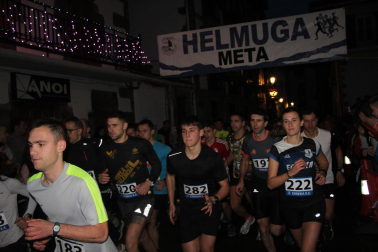 GRAN AMBIENTE EN SANTESTEBAN: Más de 200 corredores  (60 niños en la primera carrera y 155 en la de adultos)  tomaron parte en la XVI San Silvestre de Santesteban-Doneztebe, organizada por el Erreka y que colaboró con la Asociación Pequeña Guerrera, y que contó con numeroso público en las calles de la parte vieja de la localidad. En chicas Saioa San Miguel volvió a demostrar que está a un grandísimo nivel, subiéndose a lo más alto del podio. La también doneztebarra Amaia Jorajuria y Mireia Ostiz fueron segunda y tercera respectivamente. En chicos ganó con superioridad  Joseba Elizagoien, de Narbarte. La gran sorpresa la dio el local Borja Arregi, completando un tremenda prueba, y tercero fue el joven de Beintza- Labaien Beñat Albisu./