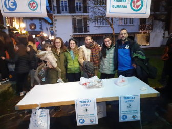 GRAN AMBIENTE EN SANTESTEBAN: Más de 200 corredores  (60 niños en la primera carrera y 155 en la de adultos)  tomaron parte en la XVI San Silvestre de Santesteban-Doneztebe, organizada por el Erreka y que colaboró con la Asociación Pequeña Guerrera, y que contó con numeroso público en las calles de la parte vieja de la localidad. En chicas Saioa San Miguel volvió a demostrar que está a un grandísimo nivel, subiéndose a lo más alto del podio. La también doneztebarra Amaia Jorajuria y Mireia Ostiz fueron segunda y tercera respectivamente. En chicos ganó con superioridad  Joseba Elizagoien, de Narbarte. La gran sorpresa la dio el local Borja Arregi, completando un tremenda prueba, y tercero fue el joven de Beintza- Labaien Beñat Albisu./