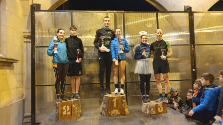Sangüesa celebró el décimo aniversario de su San Silvestre con cientos de deportistas en las distintas carreras. La cita absoluta, con Diego Miguelena y  Andrea Martínez como vencedores, se disputó sobre 4,5 km. Antes hubo carreras para los más pequeños./