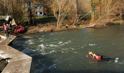 El Grupo de Rescate Acuático (GRA) del Servicio de Bomberos de Navarra se puso en marcha en el año 1983 y está compuesto por 21 buzos que prestan servicio como bombero en los diferentes parques de la Comunidad foral