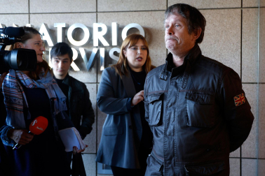 Paco Rodríguez, hijo de Paco Arévalo, atiende a los medios a su llegada al tanatorio donde descansan los restos mortales su padre, fallecido a los 76 años
