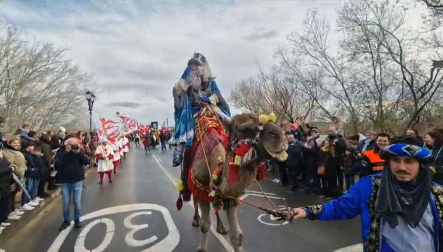 En torno a las 12.00 horas del mediodía, SS MM los Reyes Magos han llegado a Tudela por el puente del Ebro. Por la tarde, sus majestades saldrán a las 18.30 h. desde la plaza de Europa y recorrerán la avenida de Zaragoza y la calle Gaztambide-Carrera, hasta llegar a la plaza de los Fueros.