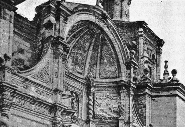 Detalle del cascarón de la portada, con el desaparecido relieve de la Asunción de la Virgen. Fotografía publicada por Pedro Madrazo en 1886