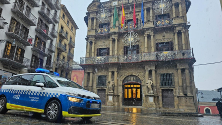 Un coche patrulla en la plaza del Ayuntamiento de Pamplona
