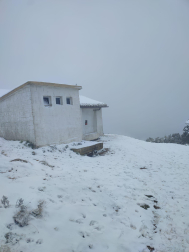 La ermita de San Cipriano, en Montejurra, nevada