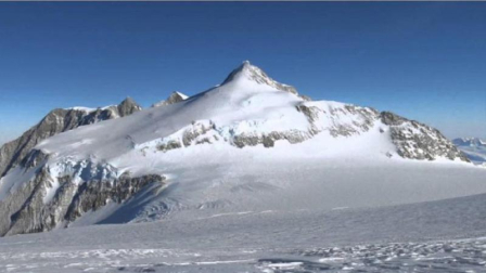 Una vista del monte Vinson, el pico más alto de la Antártida
