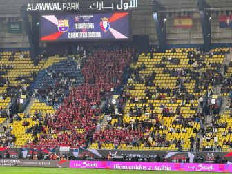 Fotos de los aficionados de Osasuna en la Supercopa de España en Riad. /