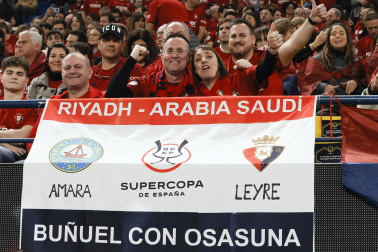 Fotos de los aficionados de Osasuna en la Supercopa de España en Riad. /